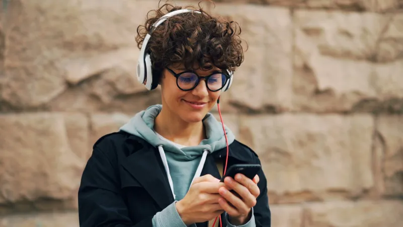 Gen Z Is Out Here Swiping on Apps From 2014 and Millennials Have Never Been More Confused